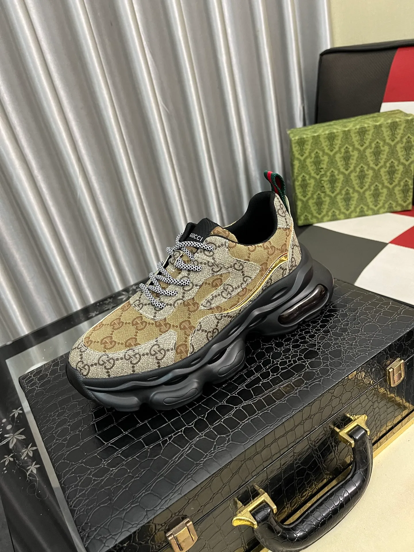 Men's shoes💰438⌚️⌚️[Gucci] Gucci's new men's genuine leather casual shoes, the highest version on the market, any comparison is welcome🆚! The original leather has excellent texture and is super high-end! Fetal sheep net lining imported from Italy, removable pad! Luxurious materials and fine workmanship, highly recommended! Code number: 38-444️⃣Colors available
